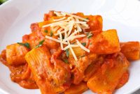 One-Pot Italian Sausage Rigatoni Bake: Creamy Tomato Rigatoni