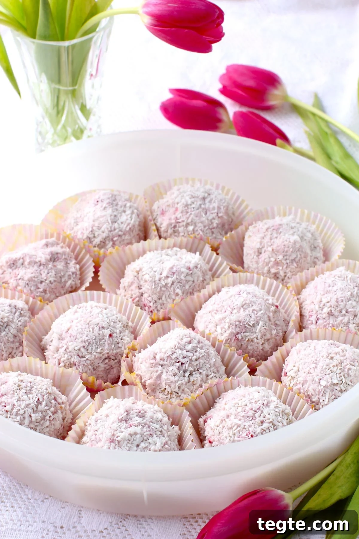 Tupperware container filled with Schneeballen in their paper cups.