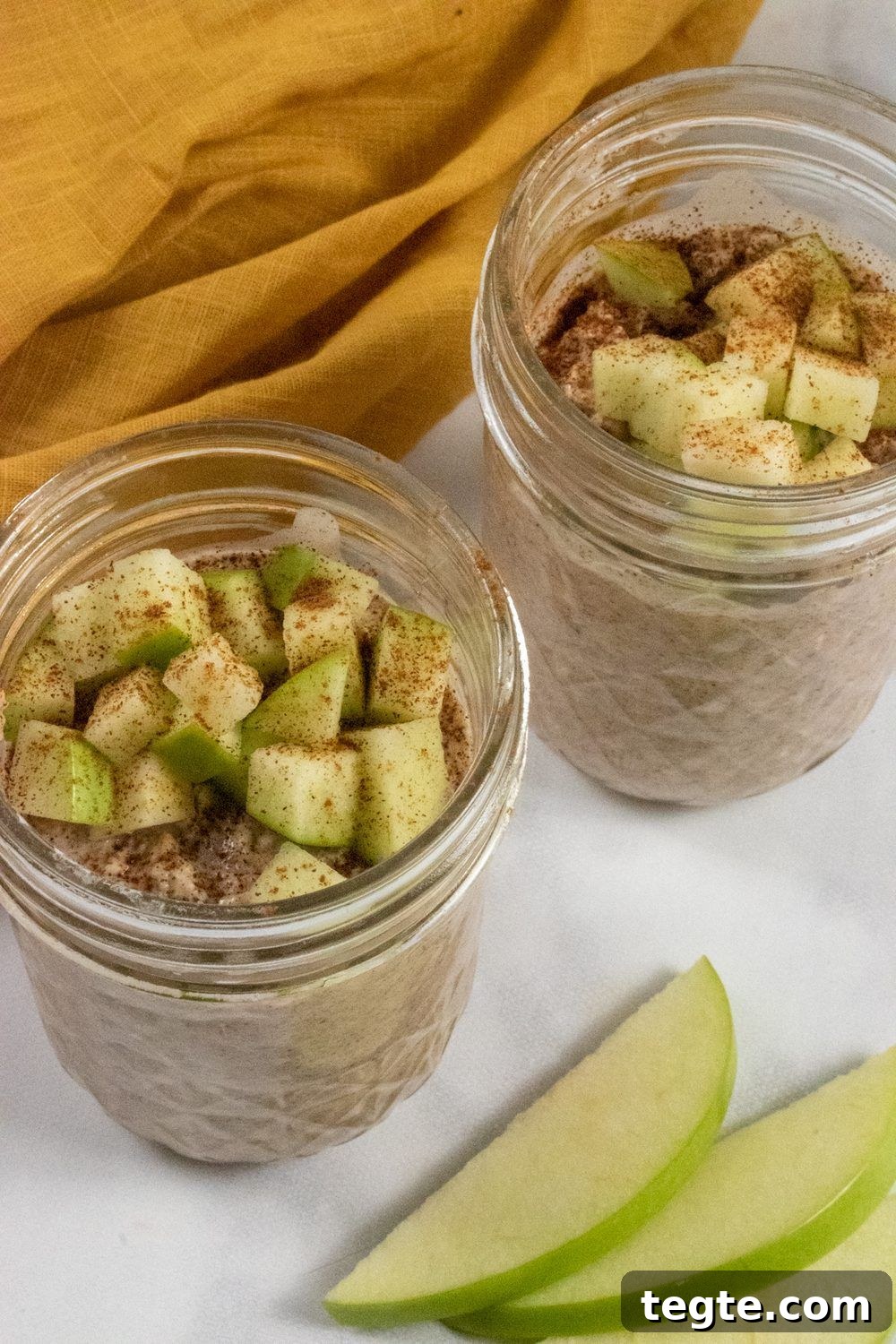 Apple Cinnamon Overnight Oats with Yogurt and Fresh Apples 10 Apple-overnight-oats-two jars with green apple slices