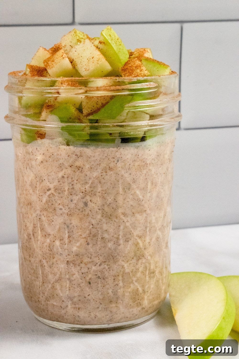 Apple Cinnamon Overnight Oats with Yogurt and Fresh Apples 4 Apple-overnight-oats-jar 2 with apple slices
