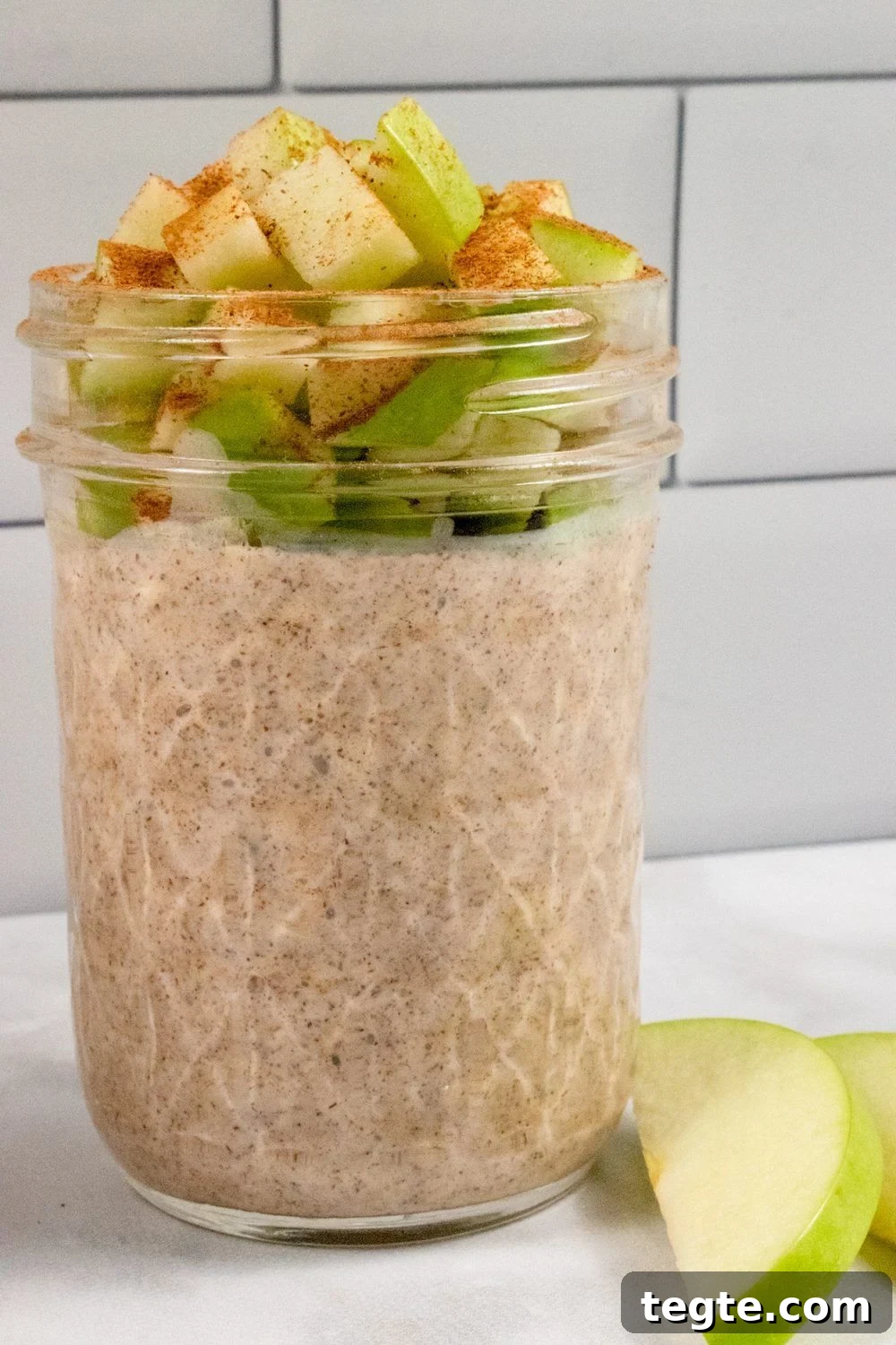 Apple Cinnamon Overnight Oats with Yogurt and Fresh Apples 9 Apple-overnight-oats-jar 2 with green apple slices